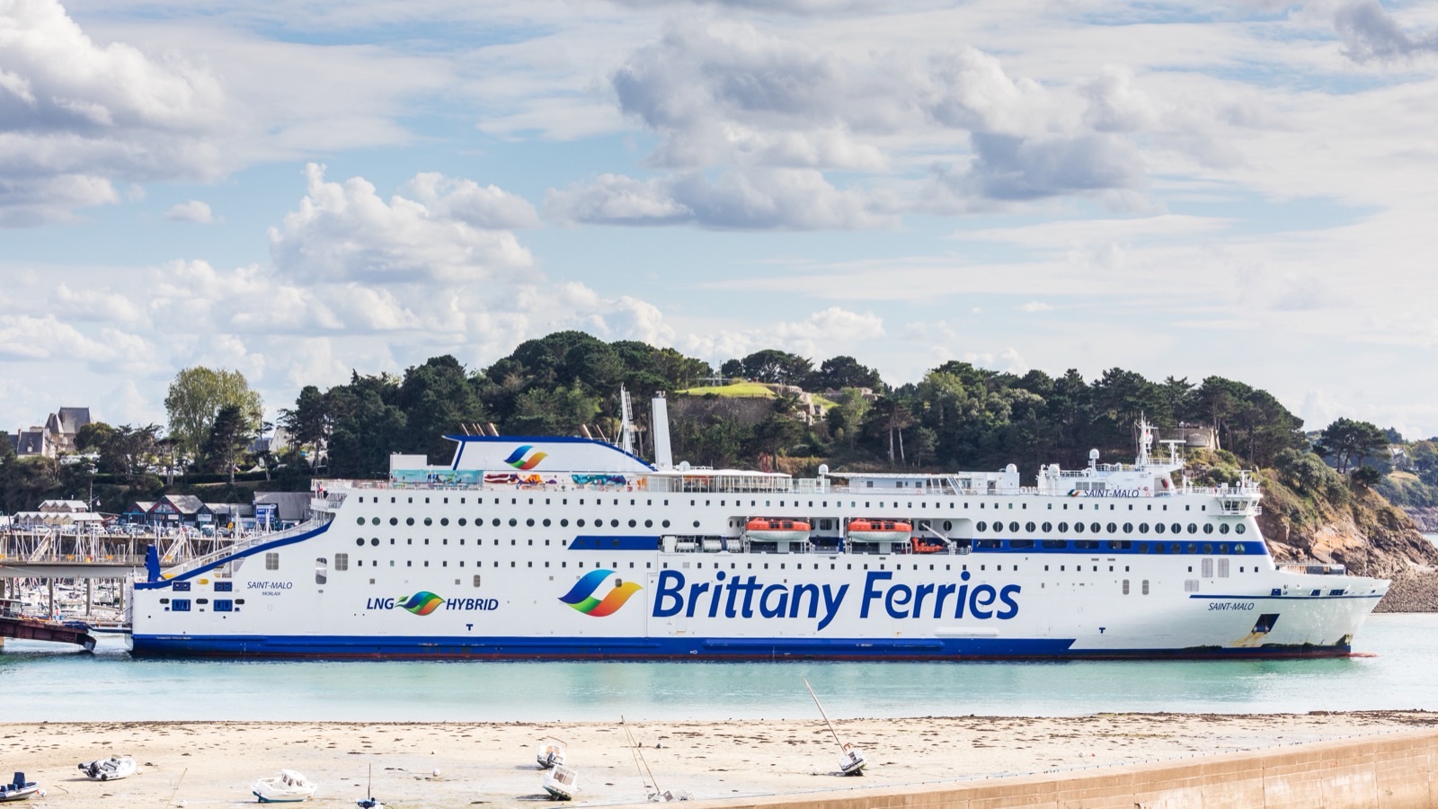 Fähre im Hafen von St. Malo